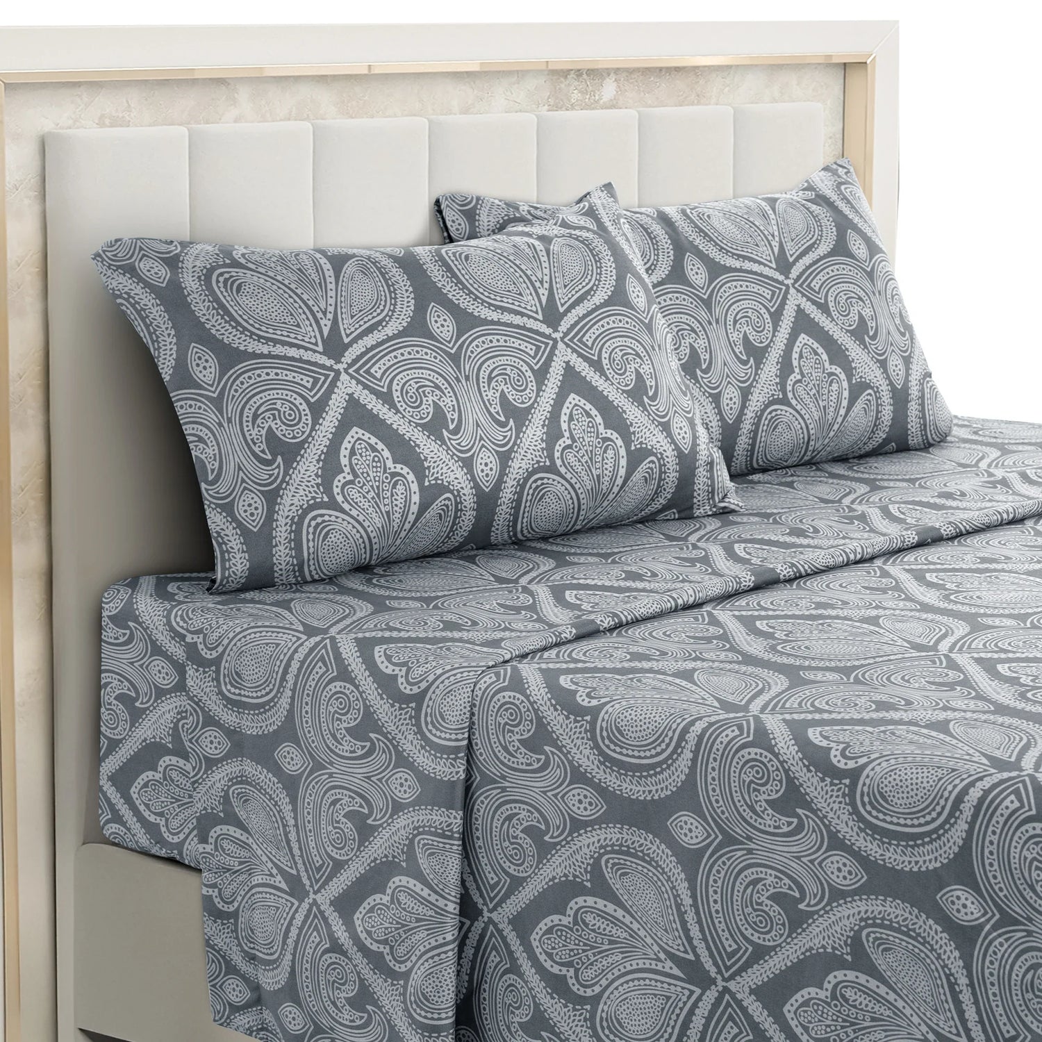 Elegant and comfortable bedding set crafted from soft, breathable fabric. Designed with refined patterns and premium quality materials, it brings a touch of luxury and warmth to your bedroom. Perfect for creating a cozy and stylish sleeping space.